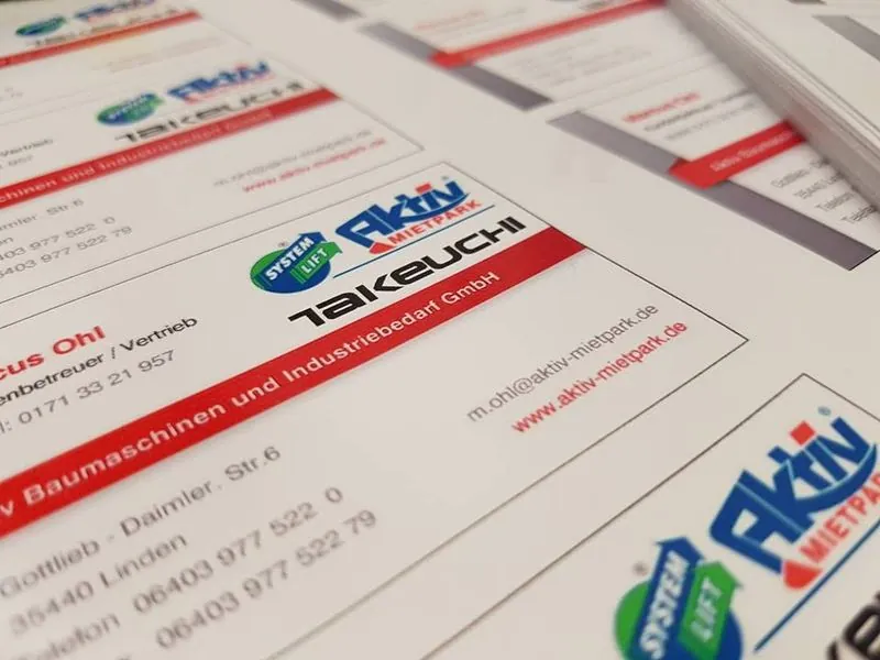 Bedruckte Aufkleber mit Firmenlogo und Kontaktdaten