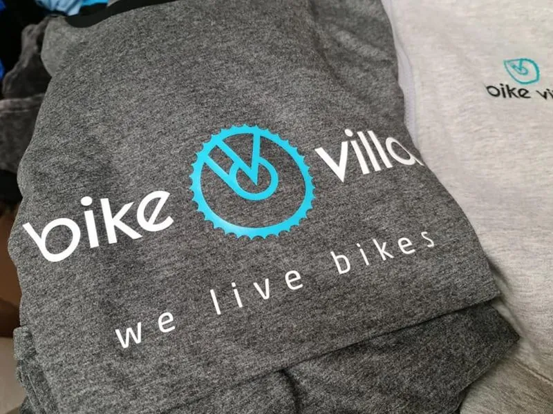 Bedruckte Shirts mit Logo der Bike Villa